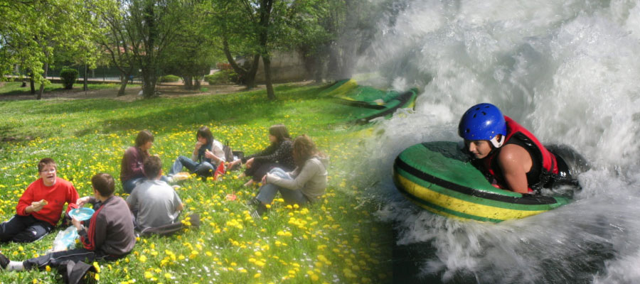 Groupe de jeunes au plein air avec les francas de la Loire et ado en pleine action de rafting